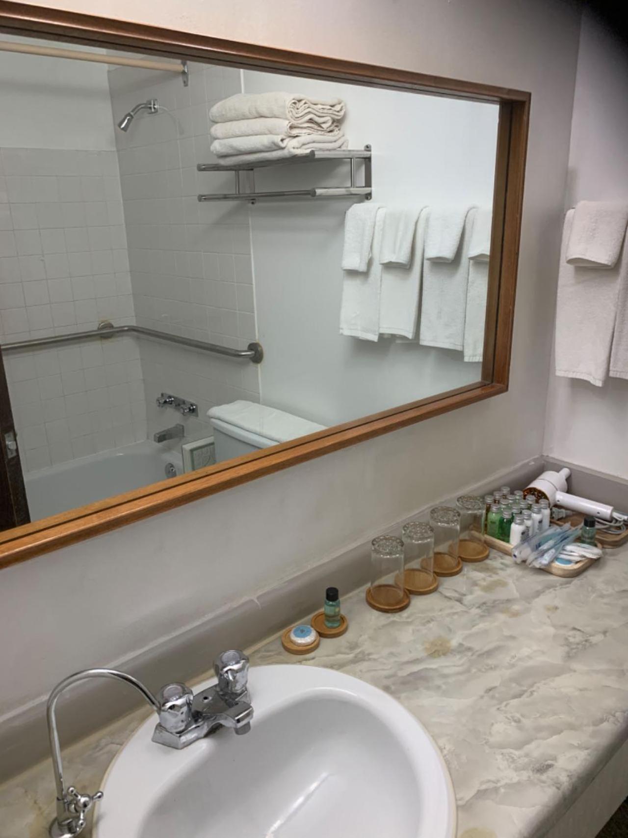 Providence Place Inn Port Hardy Eksteriør bilde