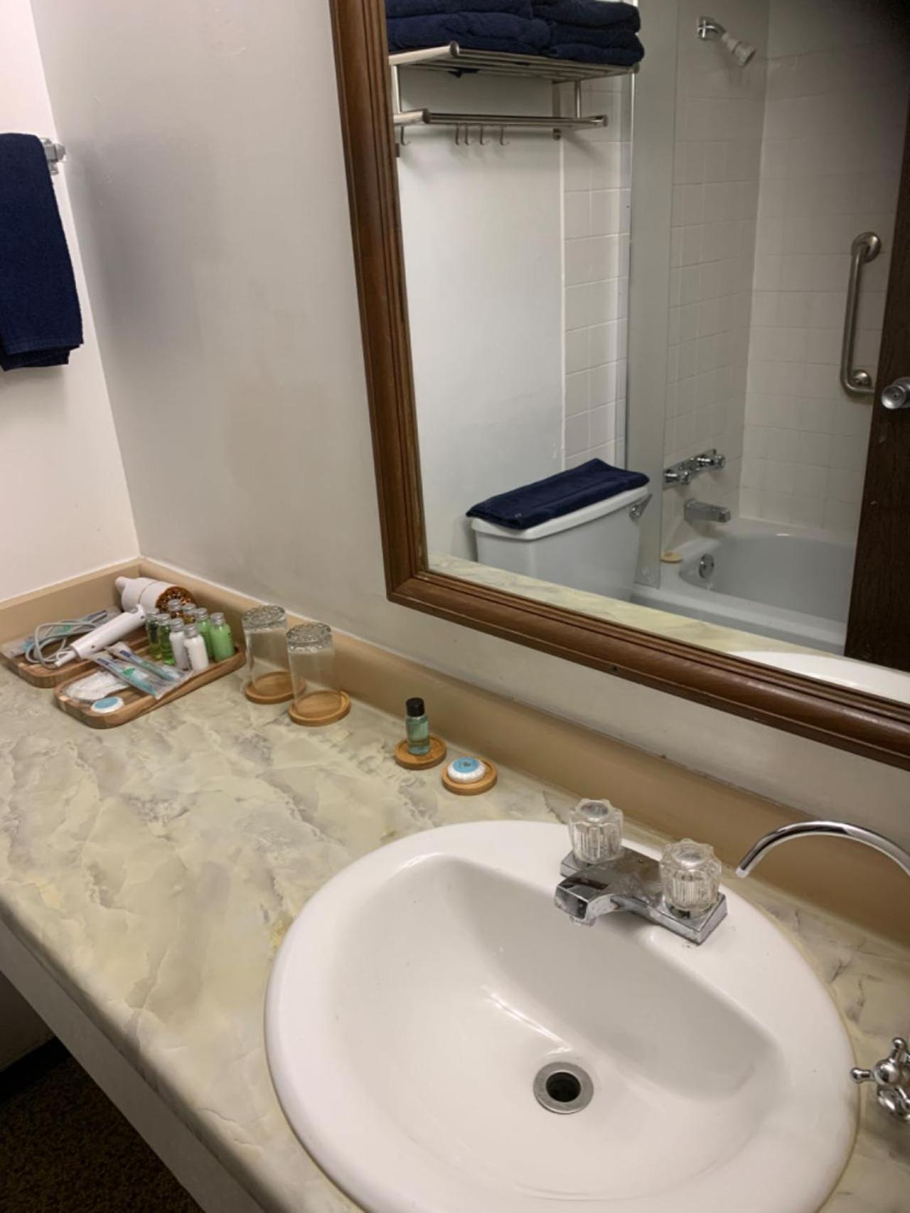 Providence Place Inn Port Hardy Eksteriør bilde